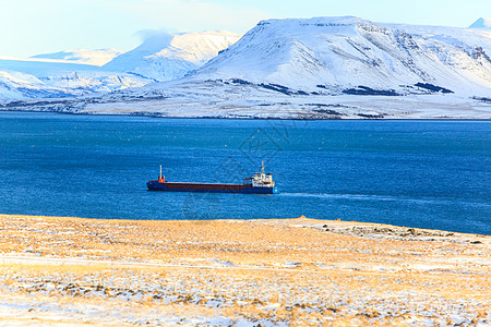 冰岛辛格瓦德拉湖海运商船来往穿梭高清图片