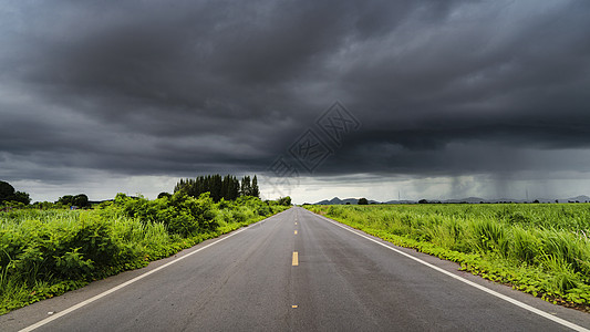 泰国热带暴风雨下的公路道路马路图片
