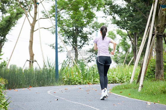 青年女性户外健身跑步图片