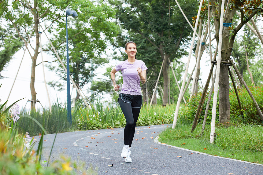 青年女性户外健身跑步图片