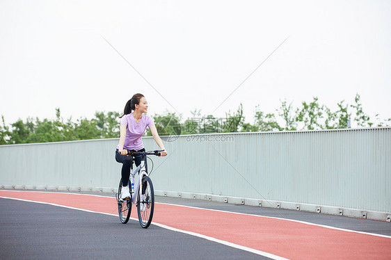 青年女性户外公园里骑行图片