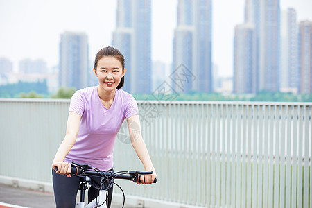 青年女性户外公园里骑行图片