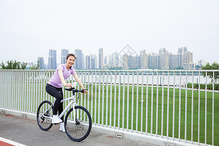 青年女性户外公园里骑行图片