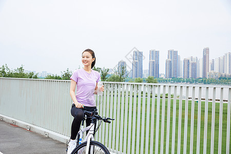 青年女性户外公园里骑行图片