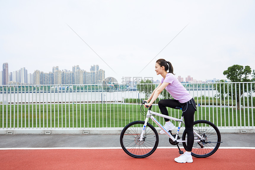 青年女性户外公园里骑行图片