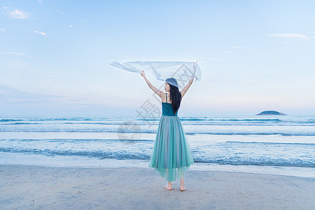 夏日海边少女海边的少女迎风起舞背景