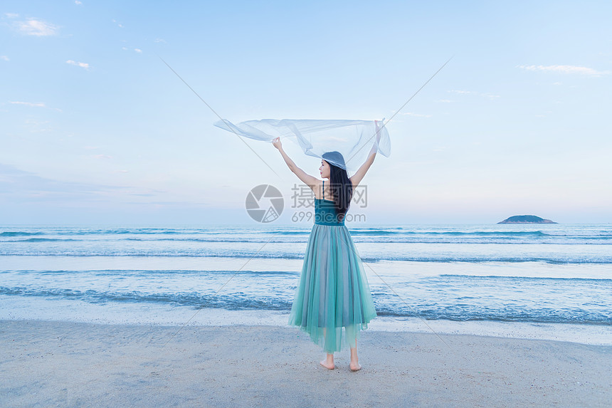 海边的少女迎风起舞图片