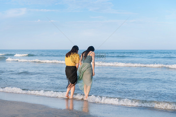 海边的少女踏浪而来图片