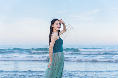 海边的少女回眸图片素材