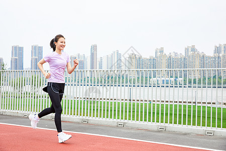青年女性户外健身跑步图片