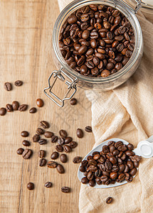 厨房中咖啡豆的烘培场景图片