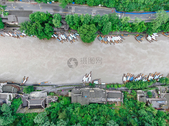 俯拍洪水中的渔船图片