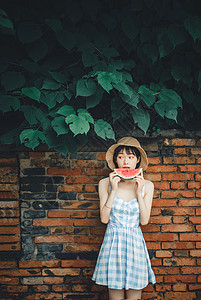 拿西瓜的少女夏季大暑吃西瓜乘凉女孩背景