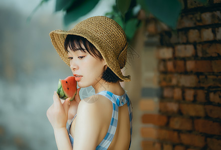 夏天美女夏季小清新吃西瓜女孩背景