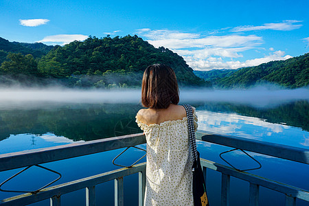 湖边看风景的女孩图片