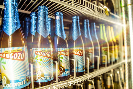 冰柜里的椰子啤酒图片