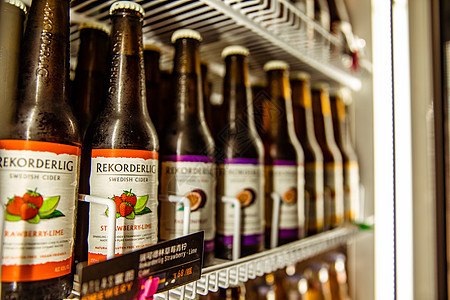 冰柜里的混口口味啤酒图片