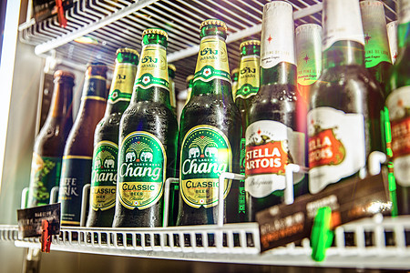 冰柜里的啤酒图片