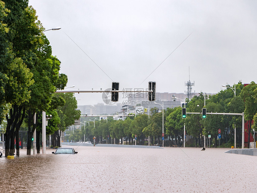 城市暴雨街道洪水内涝图片