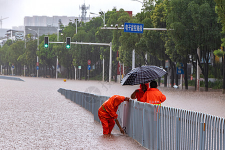 暴雨洪水抢险救灾的工作人员图片