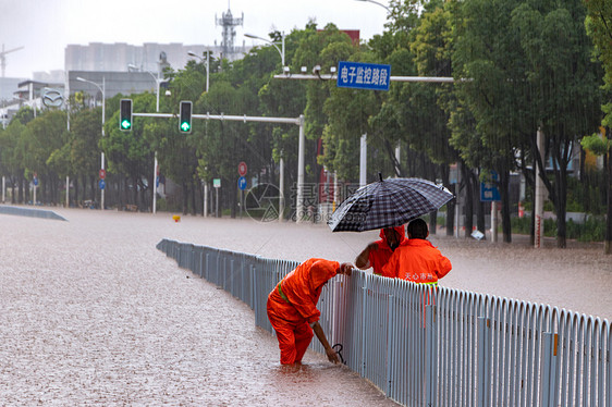 暴雨洪水抢险救灾的工作人员图片