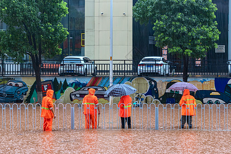 暴雨街道暴雨洪水抢险救灾的工作人员背景
