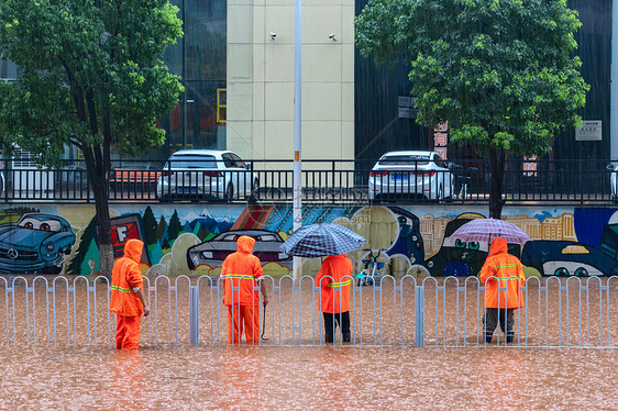 暴雨洪水抢险救灾的工作人员图片