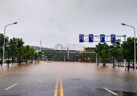 城市暴雨街道洪水内涝图片