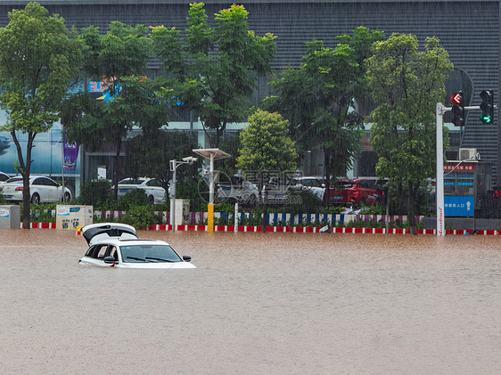 城市暴雨街道洪水内涝图片