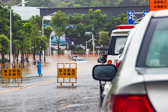 城市暴雨街道洪水内涝图片