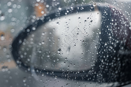 下雨天汽车玻璃上的雨滴背景图片