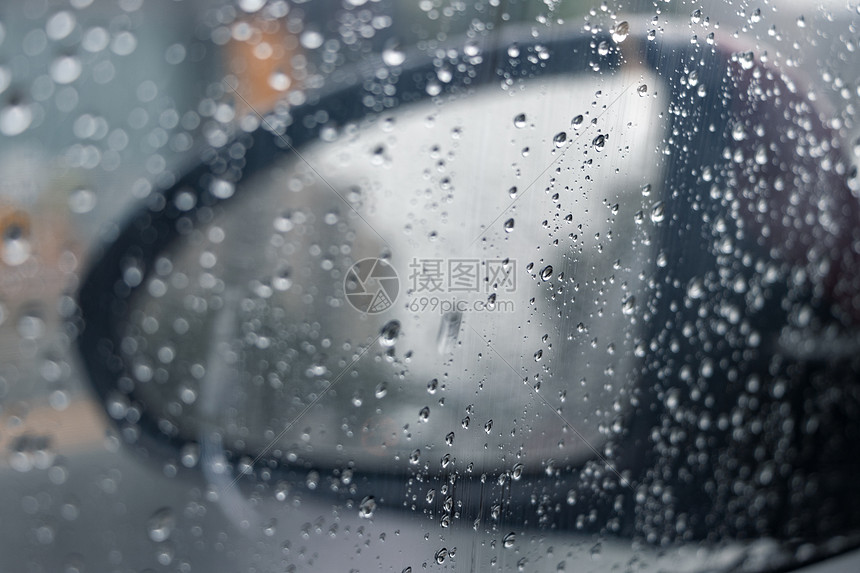 下雨天汽车玻璃上的雨滴图片