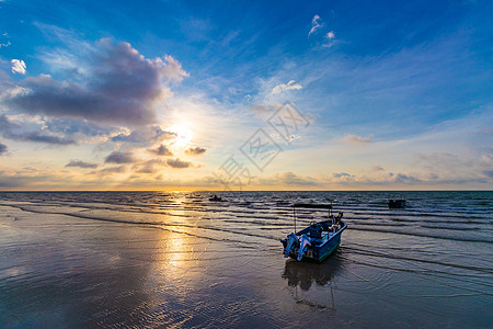 海边渔民广西涠洲岛日出海滩停泊的渔船背景