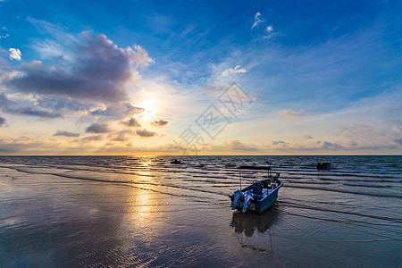 广西涠洲岛日出海滩停泊的渔船图片