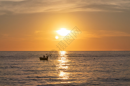 涠洲岛夕阳下打渔的渔民图片