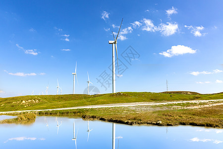 高原上的蓝天白云下的发电机背景图片