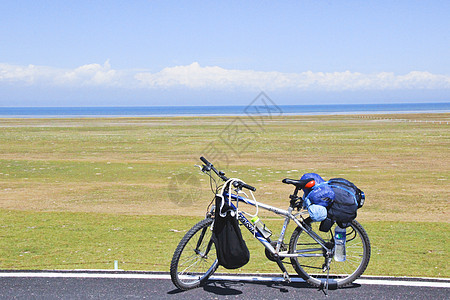 青海湖环湖骑行自行车背景图片
