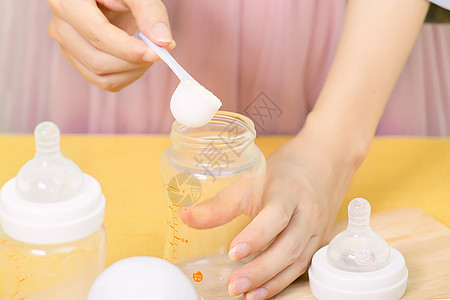 婴儿泡奶粉喝水奶泡高清图片