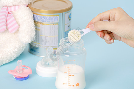 婴儿泡奶粉喝水奶瓶高清图片