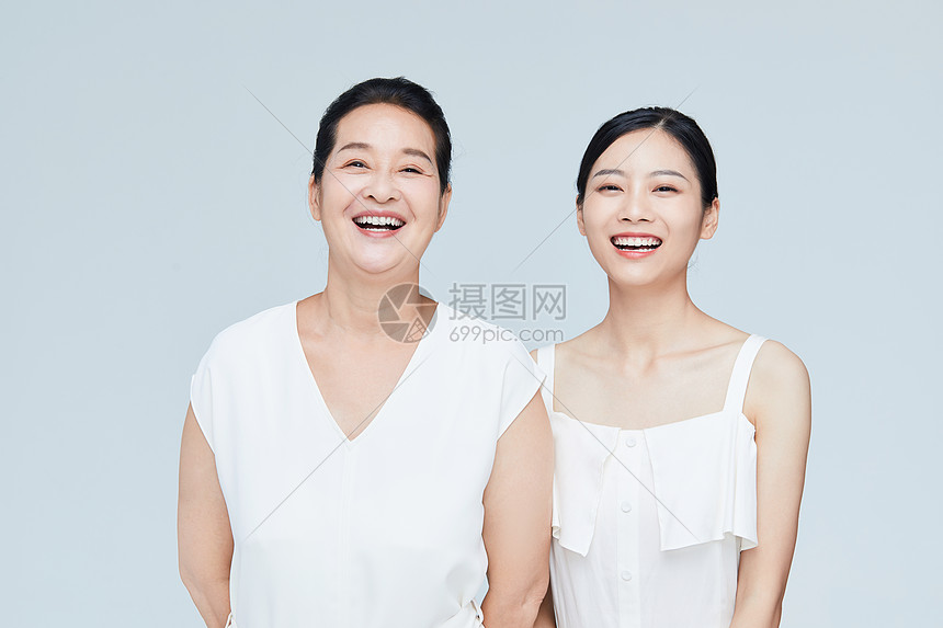 年轻女生和中年女性露齿大笑高清图片下载 正版图片 摄图网 年轻女生和中年女性露齿大笑高清图片下载 正版图片 摄图网