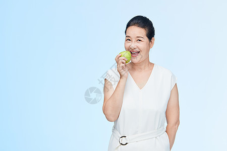 老年女性吃苹果图片
