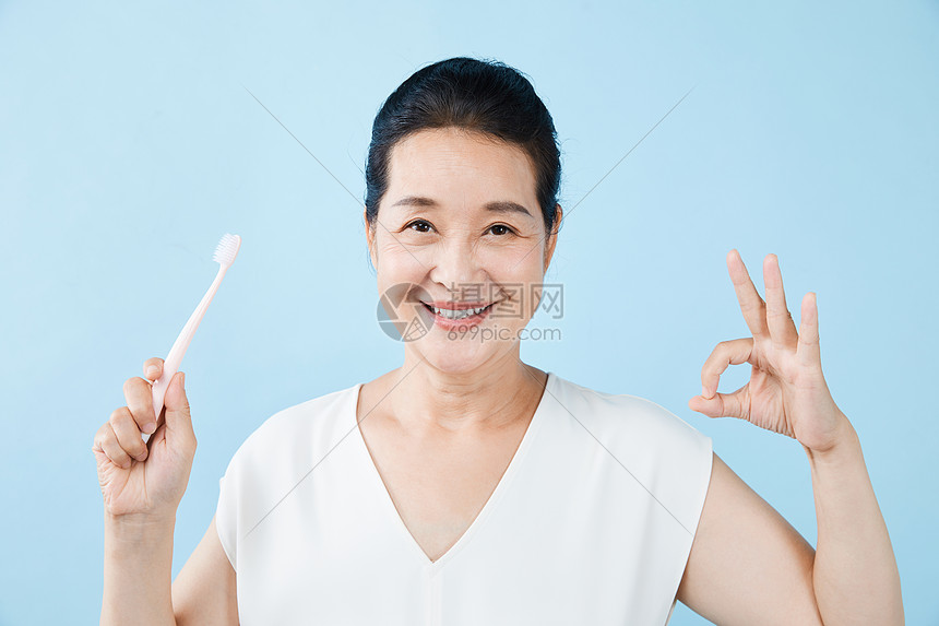 老年女性刷牙图片