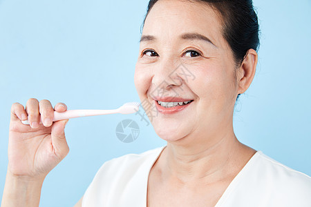 老年女性刷牙图片