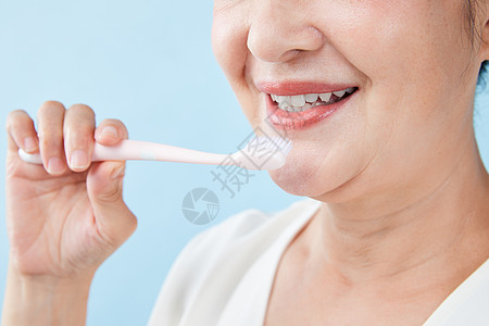 牙齿健康老年女性刷牙背景