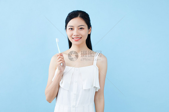 年轻美女拿牙刷展示图片