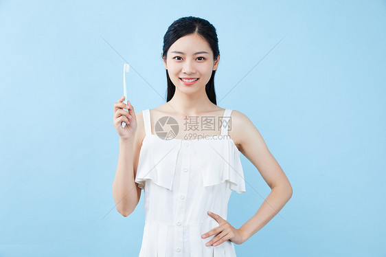 年轻美女拿牙刷展示图片