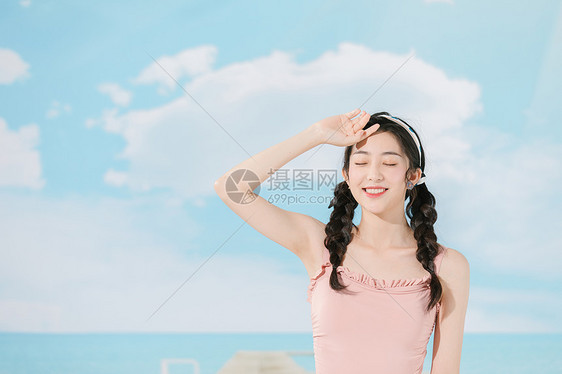 海边夏日少女形象展示图片