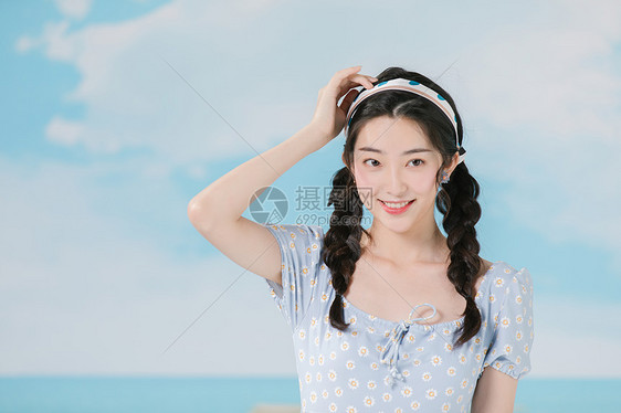 穿着蓝色碎花裙的海边夏日少女图片