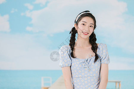 海边美女穿着蓝色碎花裙的海边夏日少女背景