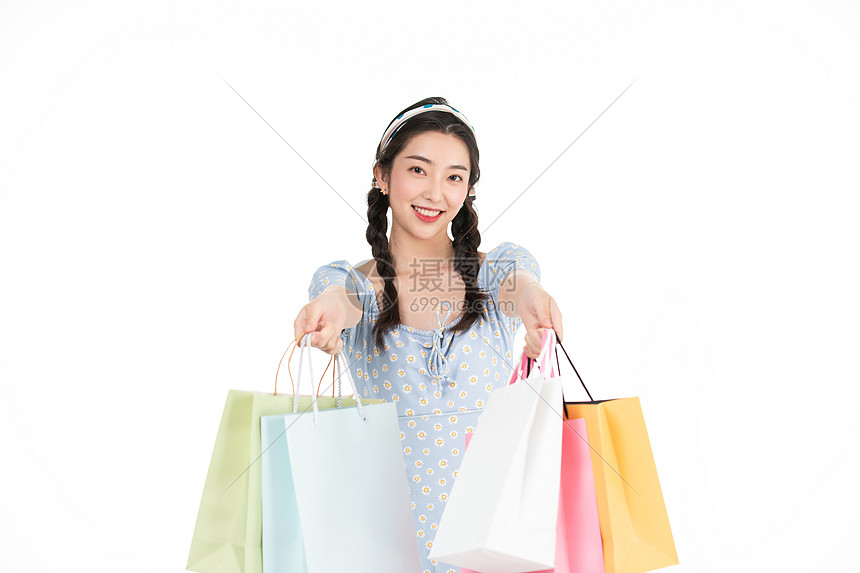 穿着碎花裙的年轻少女在购物图片